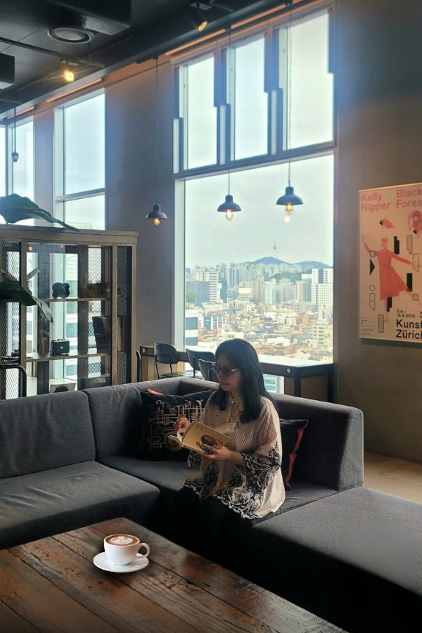 엘리스 박화영 선생님 이미지_카페에서 책읽는 모습