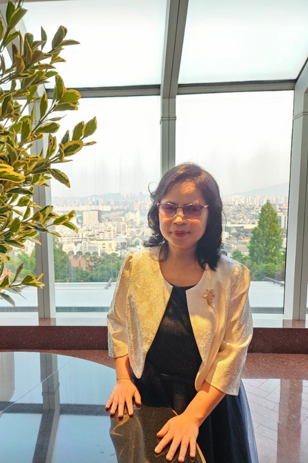 박화영강사 검은색원피스에 하얀 자켓을 입고 있는 모습