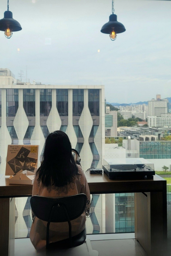 엘리스 박화영 이미지 창가에 앉아있는 뒷모습